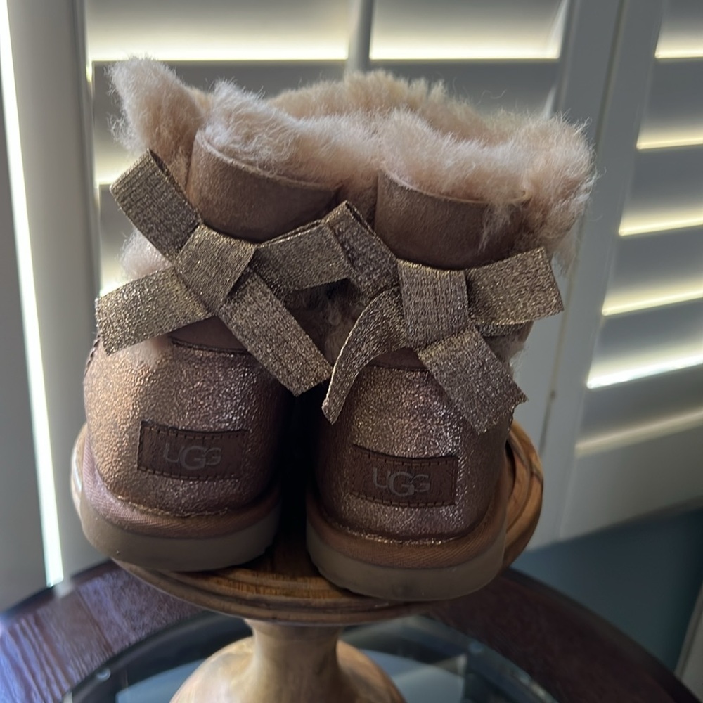 UGG, women’s 5, Glittering Gold UGG bow Boots, Gently preloved EUC - Picture 5 of 11